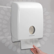Lade das Bild in den Galerie-Viewer, Kleenex® Ultra™ Falthandtücher - Interfold / Weiß - 15 Clips x 96 Sheets | Karton (15 Päckchen)