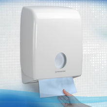 Lade das Bild in den Galerie-Viewer, Scott® Control™ Falthandtücher - Interfold / Blau /Mittel - 15 Clips x 240 Sheets | Karton (15 Päckchen)