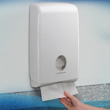 Lade das Bild in den Galerie-Viewer, Scott® SLIMFOLD Handtücher - gefaltet / Weiß - 16 Clips x 110 Sheets | Karton (16 Päckchen)