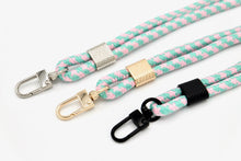 Lade das Bild in den Galerie-Viewer, Schlüsselanhänger aus Seil mit Karabiner Rosa/Mint