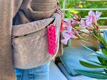 Lade das Bild in den Galerie-Viewer, Schlüsselanhänger mit Karabiner "RUBBER EDITION" Lila/Rot