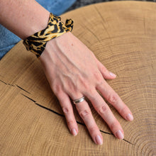 Lade das Bild in den Galerie-Viewer, Armband Seide handgenäht
