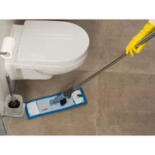 Lade das Bild in den Galerie-Viewer, Vileda Professional SprayPro Edelstahl Mopphalter (Stiel inkl. Messbecher 500ml) - 145 cm  | Packung (1 Stück)
