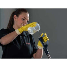 Lade das Bild in den Galerie-Viewer, Vileda Professional SprayPro Edelstahl Mopphalter (Stiel inkl. Messbecher 500ml) - 145 cm  | Packung (1 Stück)
