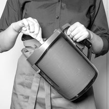 Lade das Bild in den Galerie-Viewer, WypAll® Reach™ Centrefeed Dispenser - Schwarz - 1 Dispenser | Karton (1 Spender)
