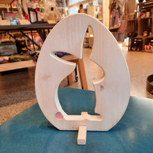 Lade das Bild in den Galerie-Viewer, Ei mit Hase aus Holz mit Ständer holzfarben
