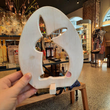 Lade das Bild in den Galerie-Viewer, Ei mit Hase aus Holz mit Ständer holzfarben
