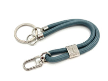 Lade das Bild in den Galerie-Viewer, Schlüsselanhänger aus Seil mit Karabiner Blaugrau
