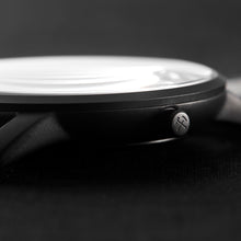 Lade das Bild in den Galerie-Viewer, Armbanduhr Heimaterde Schwarzes Ziffrnblatt / Silbernes Gehäuse / Braunes Leberarmband
