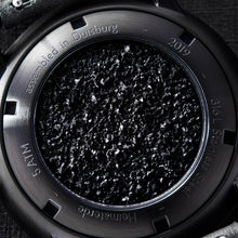 Lade das Bild in den Galerie-Viewer, Armbanduhr Heimaterde Schwarzes Ziffrnblatt / Silbernes Gehäuse / Braunes Leberarmband
